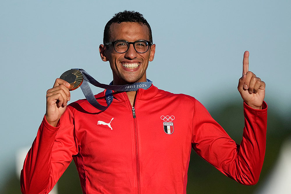| Photo: AP/Mosa'ab Elshamy : Men's Modern Pentathlon: Egypt's Ahmed Elgendy celebrates winning gold